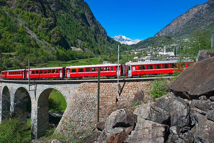 passage-brusio-helicidal-viaduct-bernina-red-train